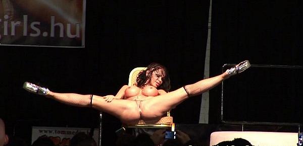  flexible busty babe on stage